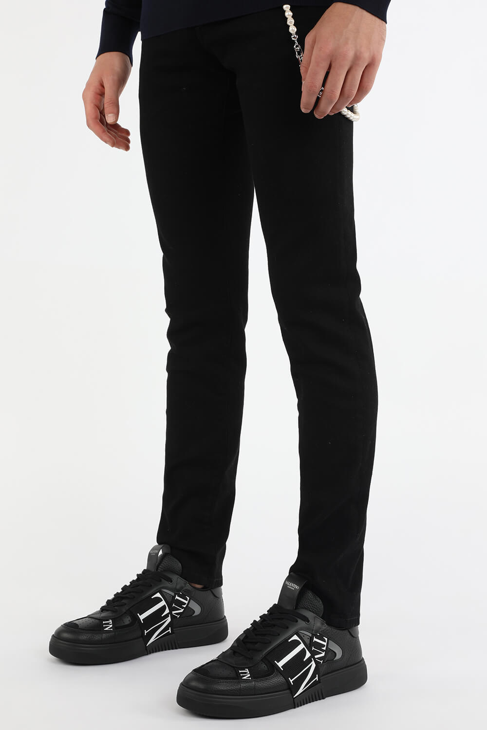 תמונת כל הלוק של Strap Logo Low Top Sneakers in Black